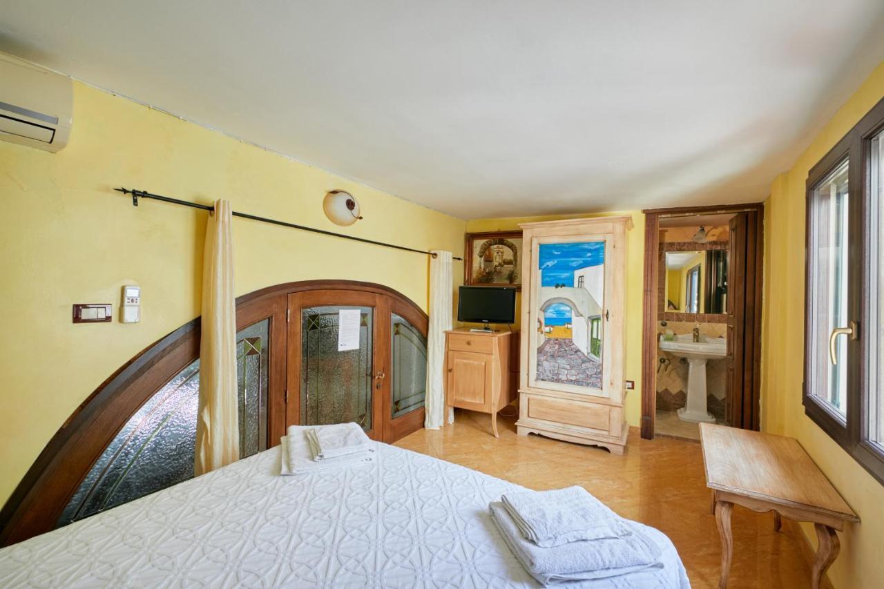 Centro Storico Rooms กัลลีโปลี ภายนอก รูปภาพ