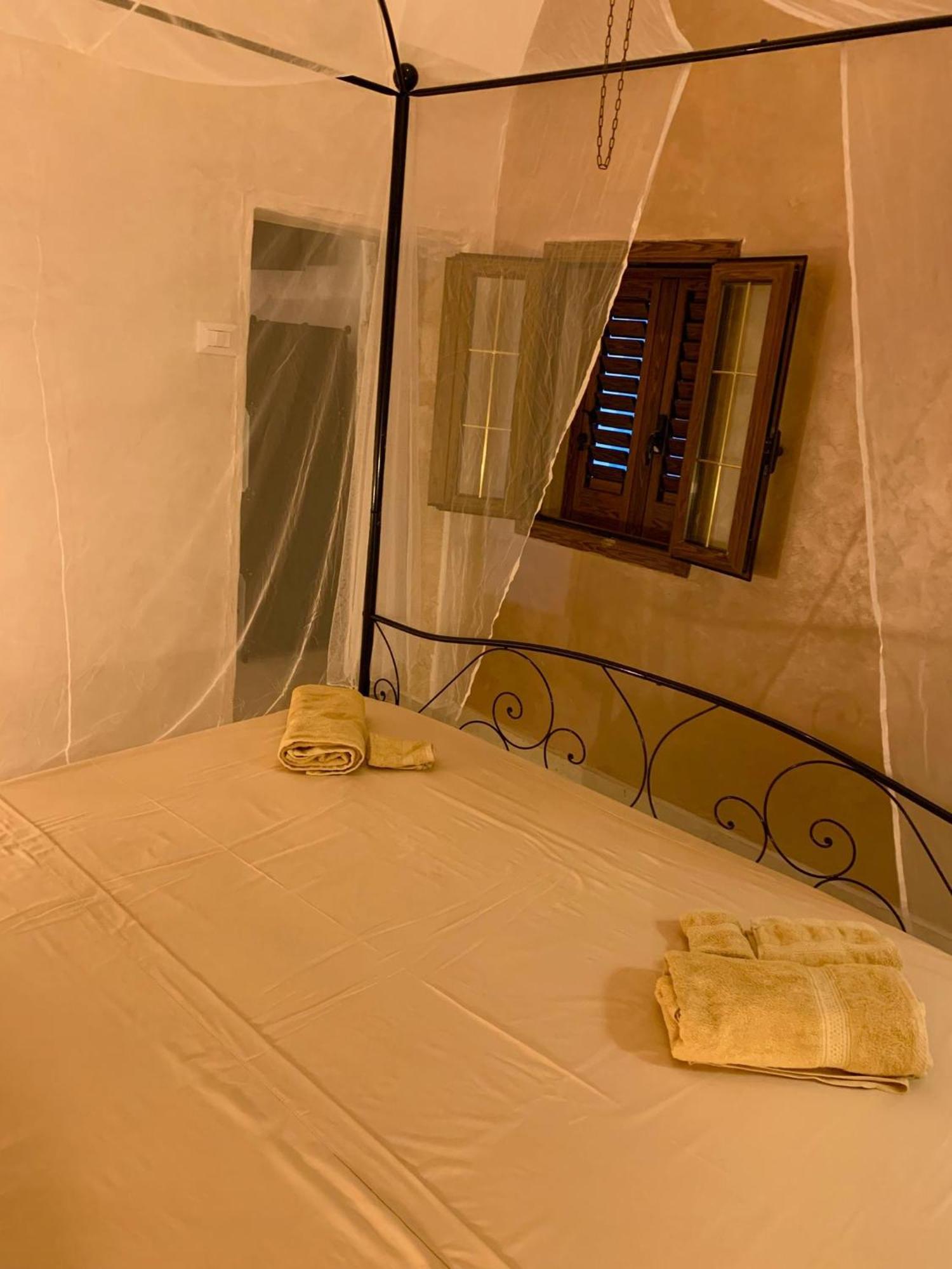 Centro Storico Rooms กัลลีโปลี ภายนอก รูปภาพ