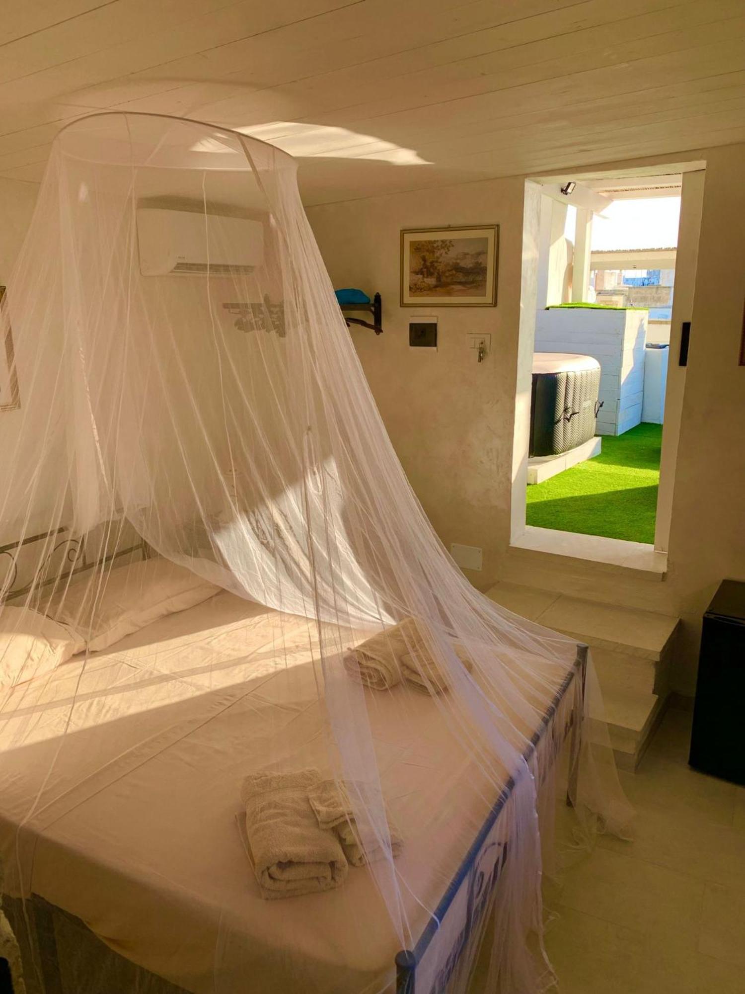 Centro Storico Rooms กัลลีโปลี ภายนอก รูปภาพ