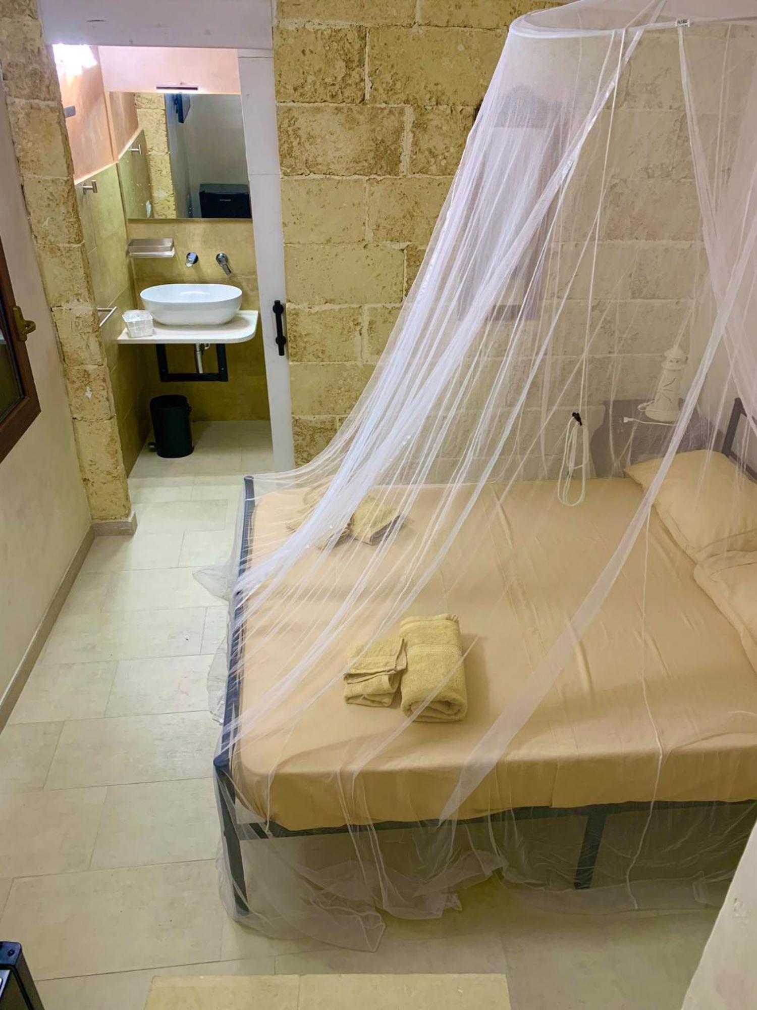Centro Storico Rooms กัลลีโปลี ภายนอก รูปภาพ